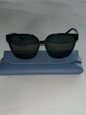 Black polarized Women's Sunglasses Rectangular Frame. J Mcglaughlin Aylin